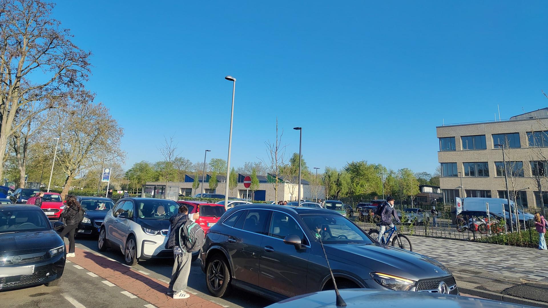 Stau vor einem Gymnasium in Hannover: Autos stehen hintereinander Schlange. | NDR, Svenja Estner