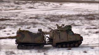 Soldaten in einem Kettenfahrzeug bei einer Übung der NATO auf dem Truppenübungsplatz in Bergen