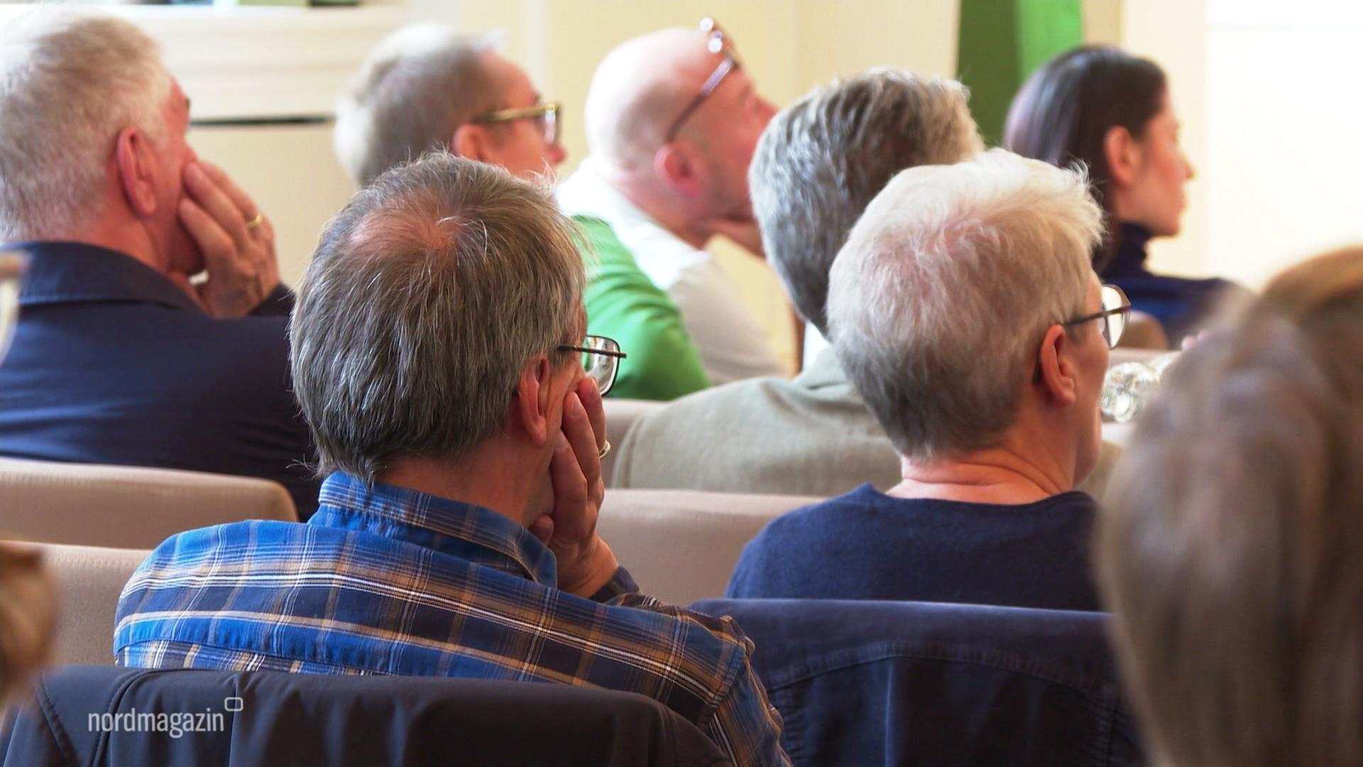Schwerin: Rund 100 Menschen diskutieren über Schutz der Demokratie
