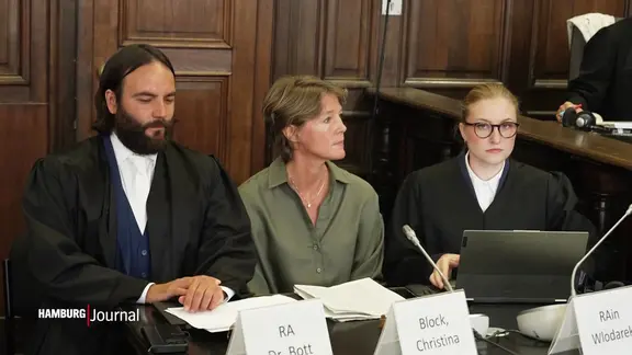 Christina Block mit ihren Rechtsbeiständen im Gerichtssaal