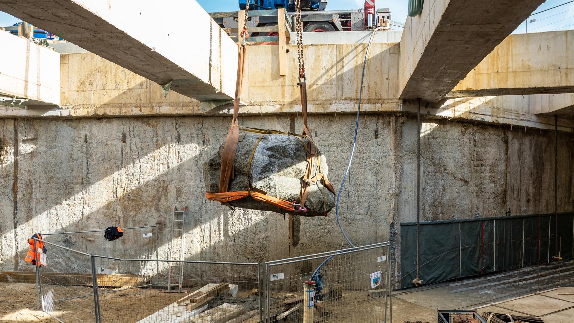 22 Tonnen schwerer Findling in Hamburg aus U5-Baustelle gehoben