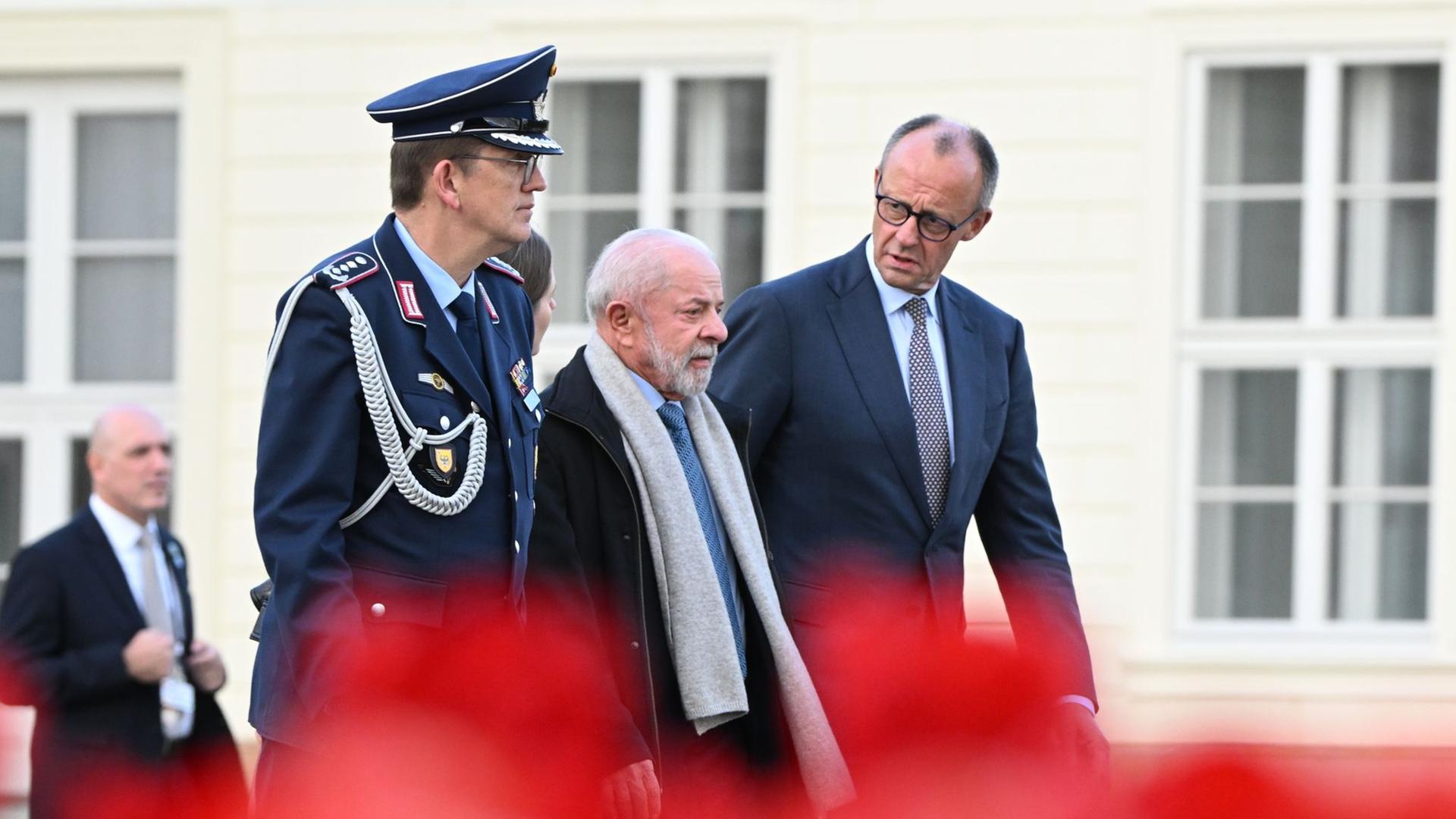 Bundeskanzler Merz empfängt den brasilianischen Präsidenten Lula in Hannover. | Julian Stratenschulte/dpa