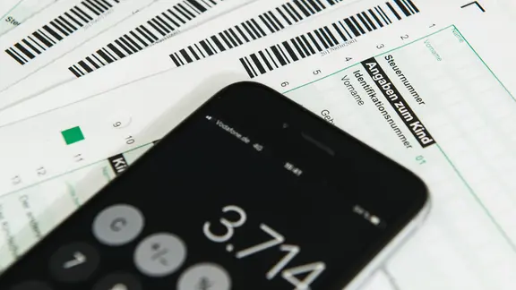 Formulare zur Steuererklärung mit Anlage Kind und ein Handy-Taschenrechner aufgenommen am 27. Februar 2018 in Berlin. | picture alliance / dpa Themendienst | Robert Guenther, picture alliance / dpa Themendienst | Robert Guenther Formulare zur Steuererklärung mit Anlage Kind und ein Handy-Taschenrechner aufgenommen am 27. Februar 2018 in Berlin.