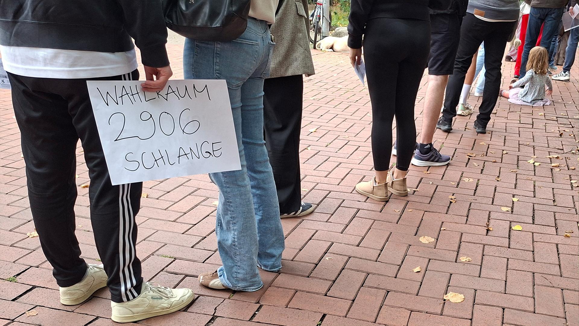 Viele Menschen warten in einer Schlange vor einem Wahllokal in Hannover. | NDR, Annicke Fallack
