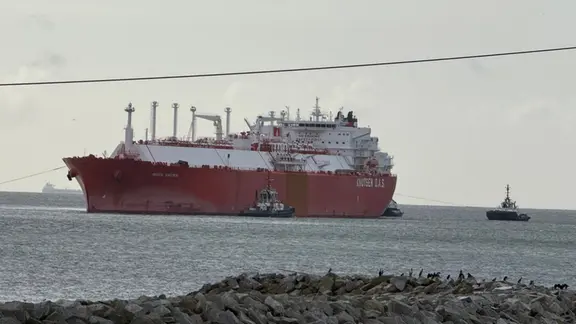 Der LNG-Tanker "Iberica Knutsen" ist vor dem Hafen Sassnitz-Mukran auf Grund gelaufen.