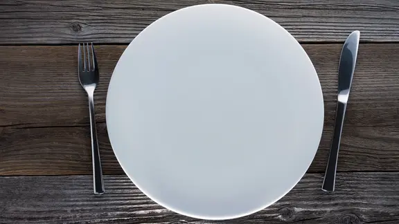 Leerer Teller und Besteck auf Holzuntergrund | Franz Peter Rudolf - stock.adobe.com, Franz Peter Rudolf Leerer Teller und Besteck auf Holzuntergrund