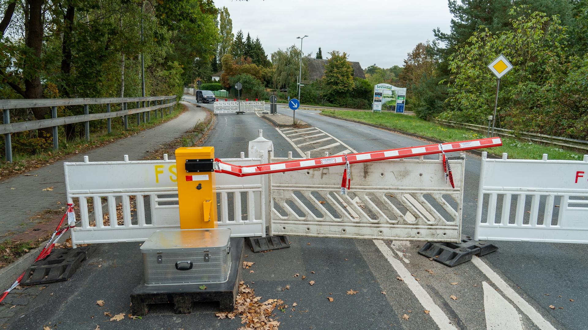 Wegen Vandalismus: Brücke gesperrt - Umwege für Rettungsdienst