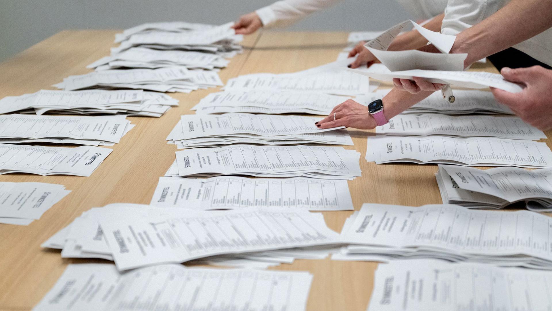 Wahlhelfer zählen Stimmzettel in einem Wahllokal in Oldenburg. | Hauke-Christian Dittrich/dpa