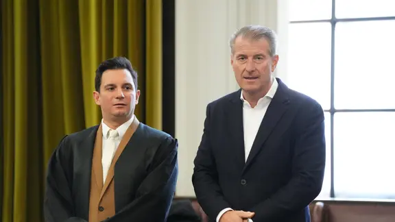 Nebenkläger Stephan Hensel (r.) mit seinem Anwalt Philip von der Meden im Landgericht.