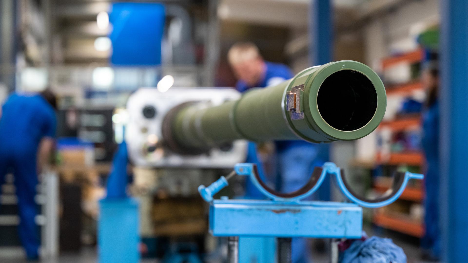Mitarbeiter bei Rheinmetall arbeiten an einer Kanone für den Kampfpanzer Leopard 2A4. | picture alliance / dpa, Philipp Schulze