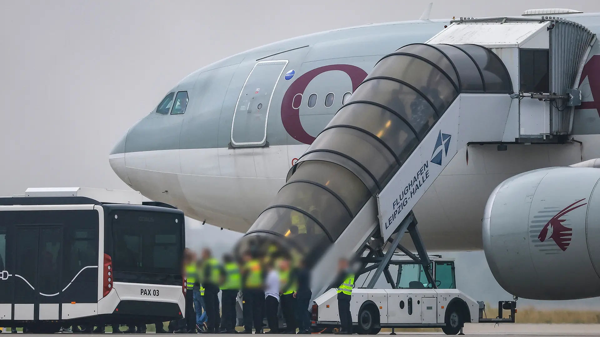 Flüchtlingsrat kritisiert Abschiebeflug nach Afghanistan | ndr.de