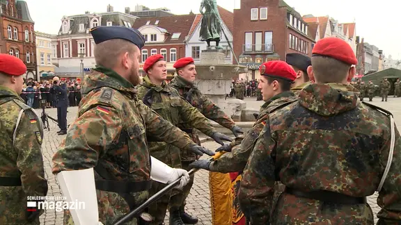 Soldaten der Bundeswehr schwören auf eine Fahne bei ihrer Vereidigung