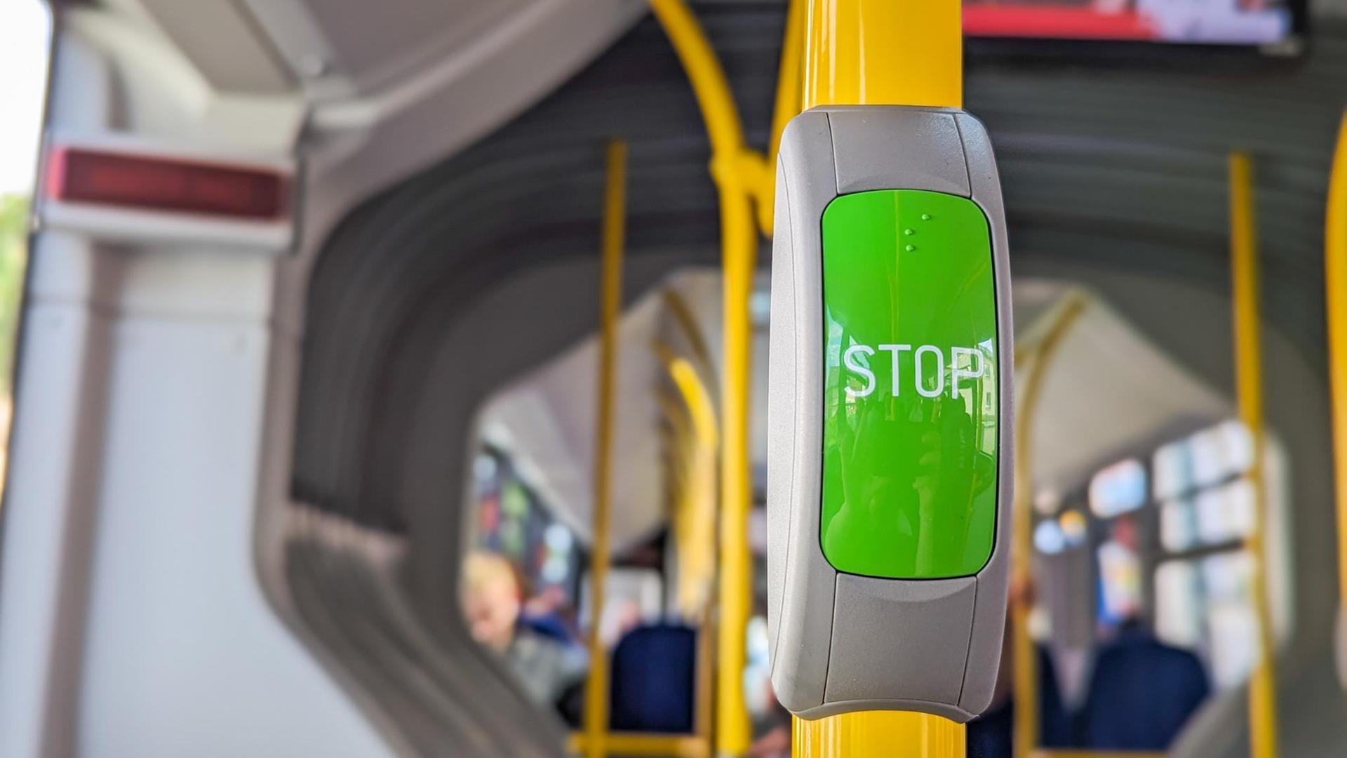 Stop-Taste in einem Bus in Osnabrück. | NDR, Ann-Kathrin Hegger