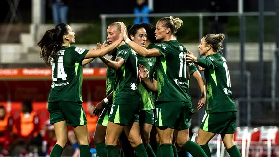 Wolfsburgs Spielerinnen bejubeln einen Treffer | Imago Images/BEAUTIFUL SPORTS Wolfsburgs Spielerinnen bejubeln einen Treffer