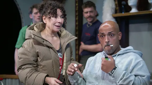 Zwei Schauspieler auf der Bühne | Screenshot Zwei Schauspieler auf der Bühne