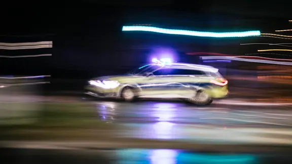 Ein Streifenwagen fährt bei Dunkelheit mit eingeschaltetem Blaulicht. | NDR, Julius Matuschik Ein Streifenwagen fährt bei Dunkelheit mit eingeschaltetem Blaulicht.
