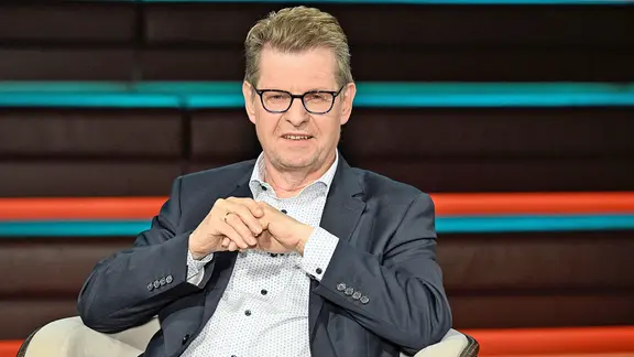 Der SPD-Politiker Ralf Stegner sitzt in einem Fernsehstudio.