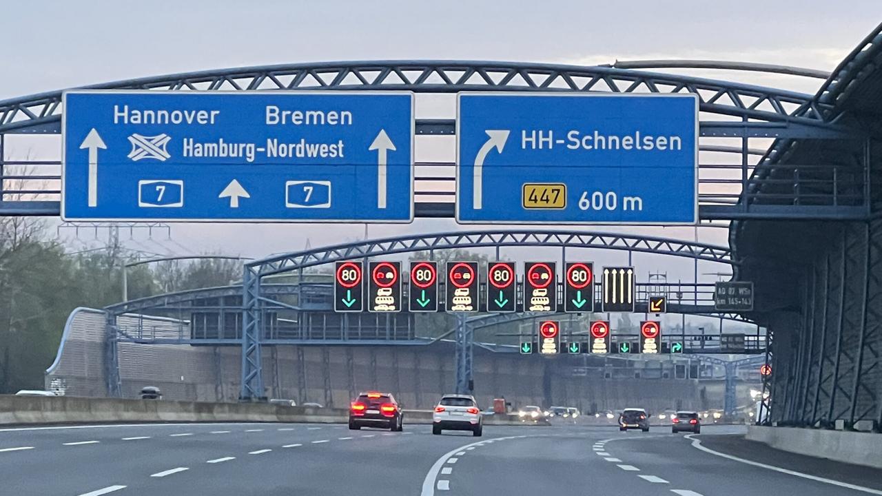 Autos fahren in Hamburg auf der Autobahn 7 in Richtung Hannover.