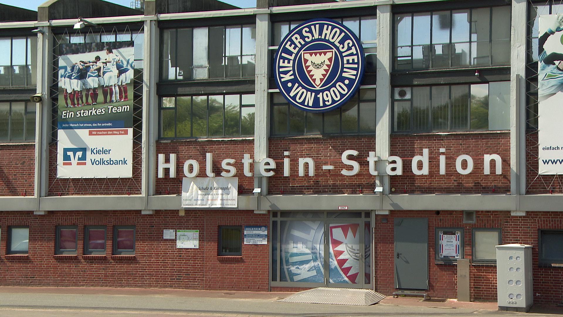 Das Holstein-Stadion in Kiel ist mit dem Logo des Vereins und der darunter stehenden Schrift 