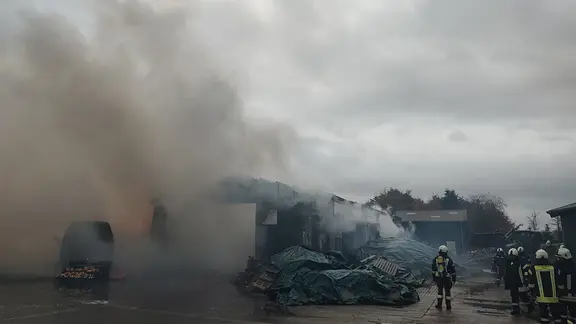 Die Feuerwehr bei einem Einsatz in Nübel