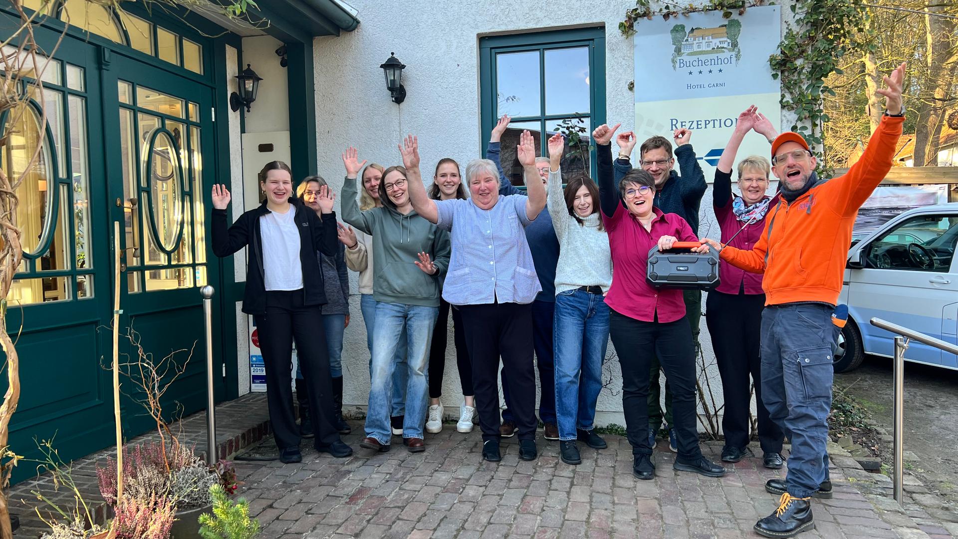 Schorse übergibt ein Dabbi DAB+ Radio an das Team vom Hotel Buchenhof! | NDR, Viktoria Krumme