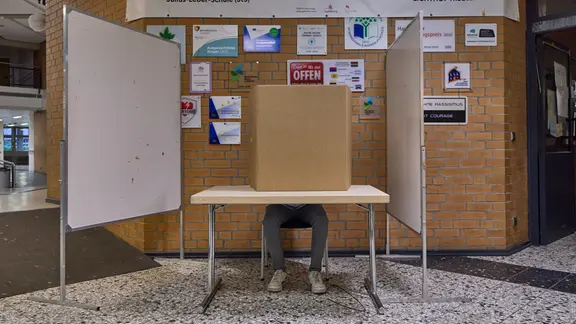Blick in eine Wahlkabine in der Julius-Leber-Schule in Schnelsen | Georg Wendt/dpa Blick in eine Wahlkabine der Julius-Leber-Schule in Schnelsen