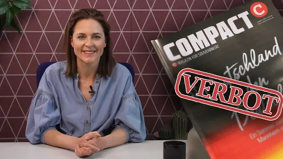 Moderatorin Kathrin Drehkopf, daneben die letzte Ausgabe des Compact Magazins.