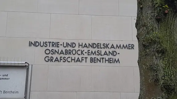 An einem Gebäude steht Industrie- und Handelskammer Osnabrück-Emsland-Grafschaft Bentheim.