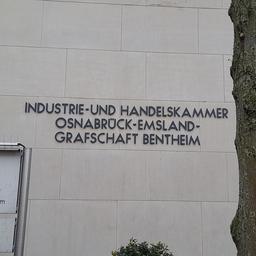 An einem Gebäude steht Industrie- und Handelskammer Osnabrück-Emsland-Grafschaft Bentheim.