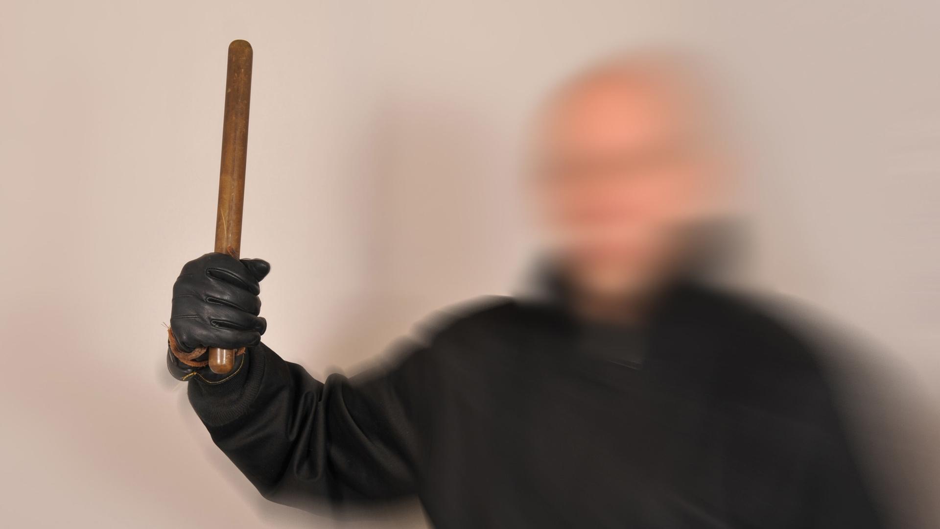 Homophobe Gewalt: Überfall auf 19-Jährigen mit Schlagstöcken