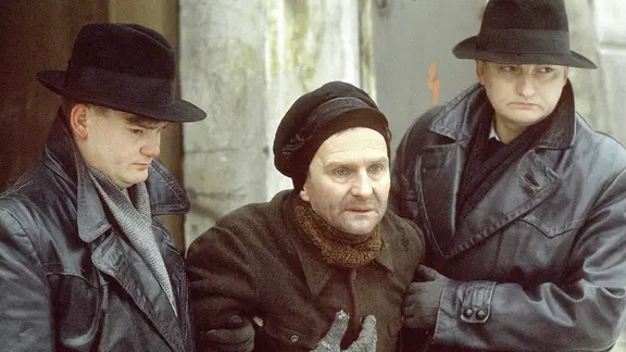 Unschuldig! Ihm wird ein Diebstahl vorgeworfen, den er nicht begangen hat. Onkel Lawrenz (Michael Gempart, Mitte) wird als Volksschädling verhaftet.