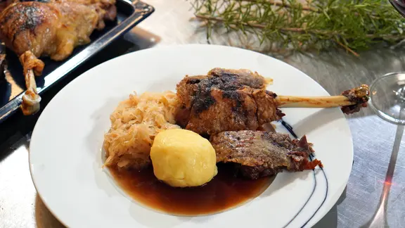 Gänsebraten mit Kartoffelklößen und Sauerkraut