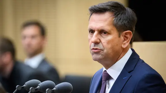 Ministerpräsident Olaf Lies am Mikrofon.