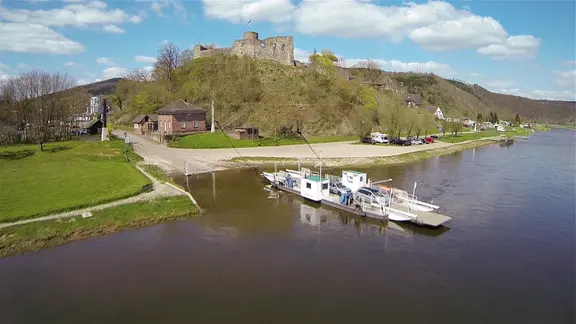 Die Weserfähre in Polle fährt über den Fluss.