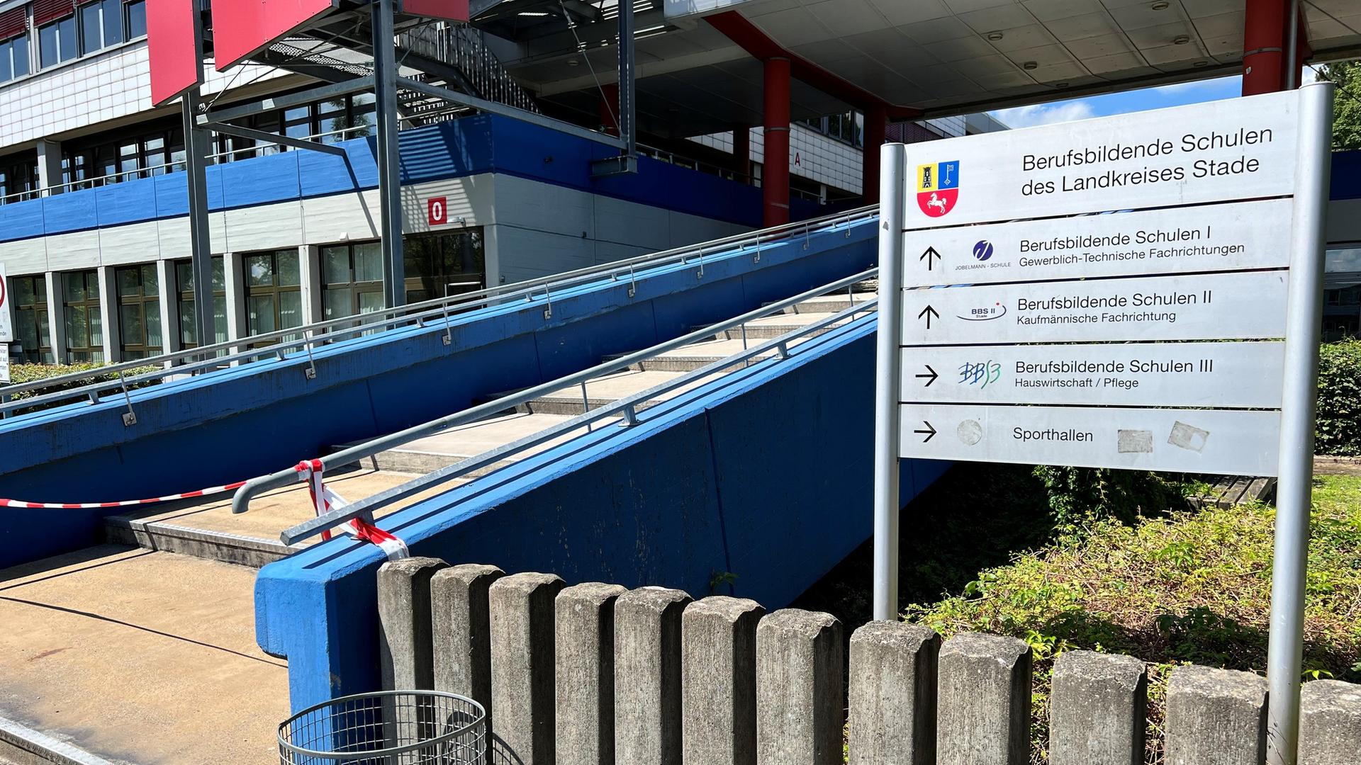 Eingang zu den Berufsbildenden Schulen des Landkreises Stade mit Treppe, ein Schild daneben. | Landkreis Stade