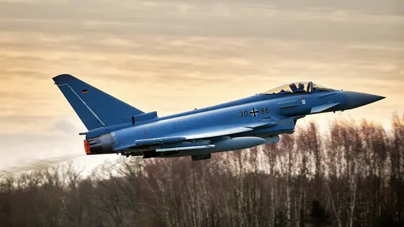 Eurofighter - Typhoon-Kampfjet beim Start mit Nachbrenner. | Stefan Dinse Eurofighter - Typhoon-Kampfjet beim Start mit Nachbrenner.