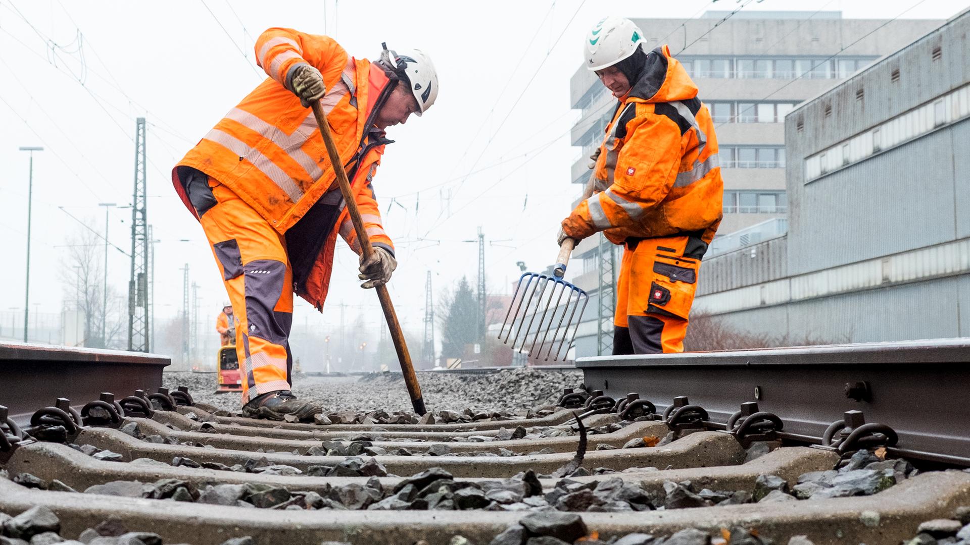 Bahnarbeiter arbeiten auf einer Bahnstrecke in Hamburg. | dpa, Daniel Bockwoldt