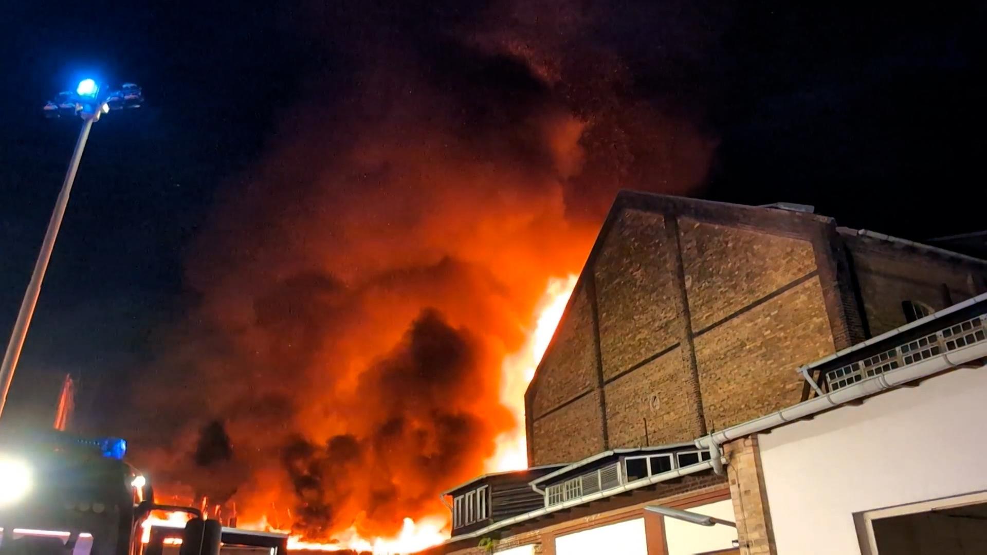 Die Feuerwehr löscht eine brennende ehemalige Fabrik in Hann. Münden | TeleNewsNetwork