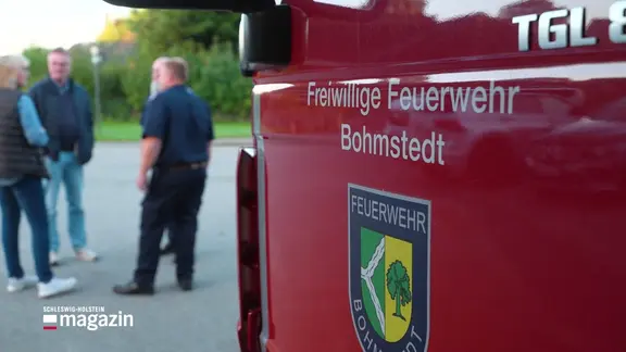 Nahaufnahme von einer roten Feuerwehrautotür der Freiwilligen Feuerwehr Brohmstedt.