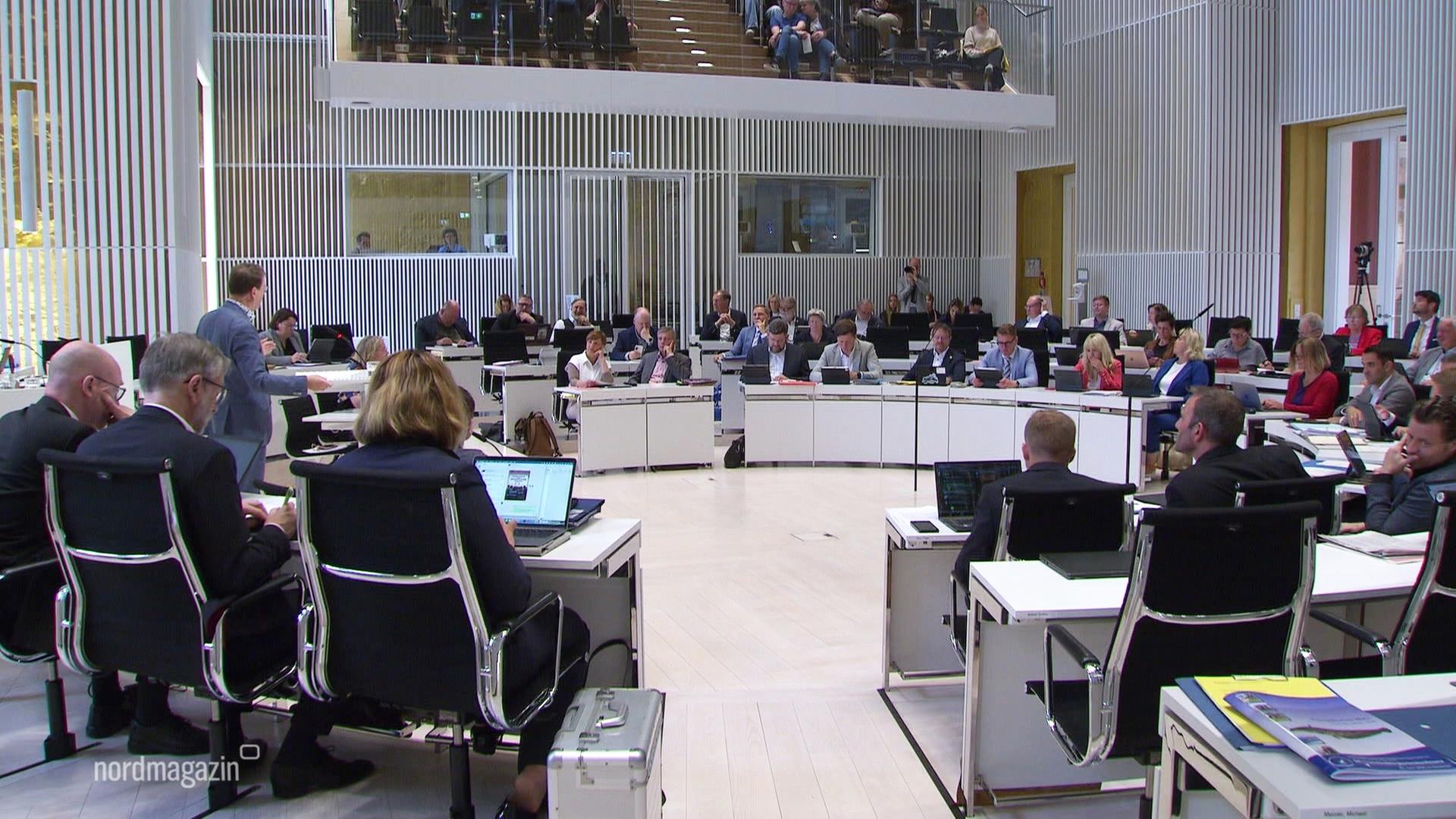 Der Innenraum des Landtags in Schwerin, Abgeordnete bei einer Sitzung. | Screenshot
