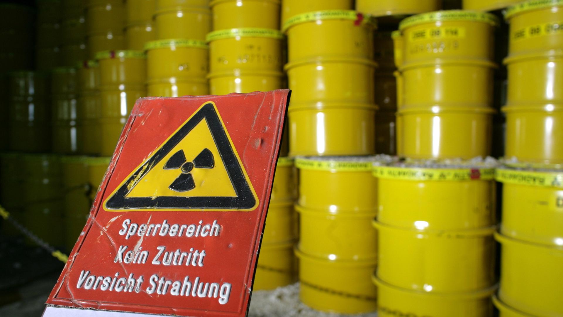 Im Endlager für schwach und mittelradioaktiven Atommüll in Morsleben (Bördekreis) lagern Fässer mit Atommüll (21.10.2009). | picture-alliance/ dpa | Jens Wolf