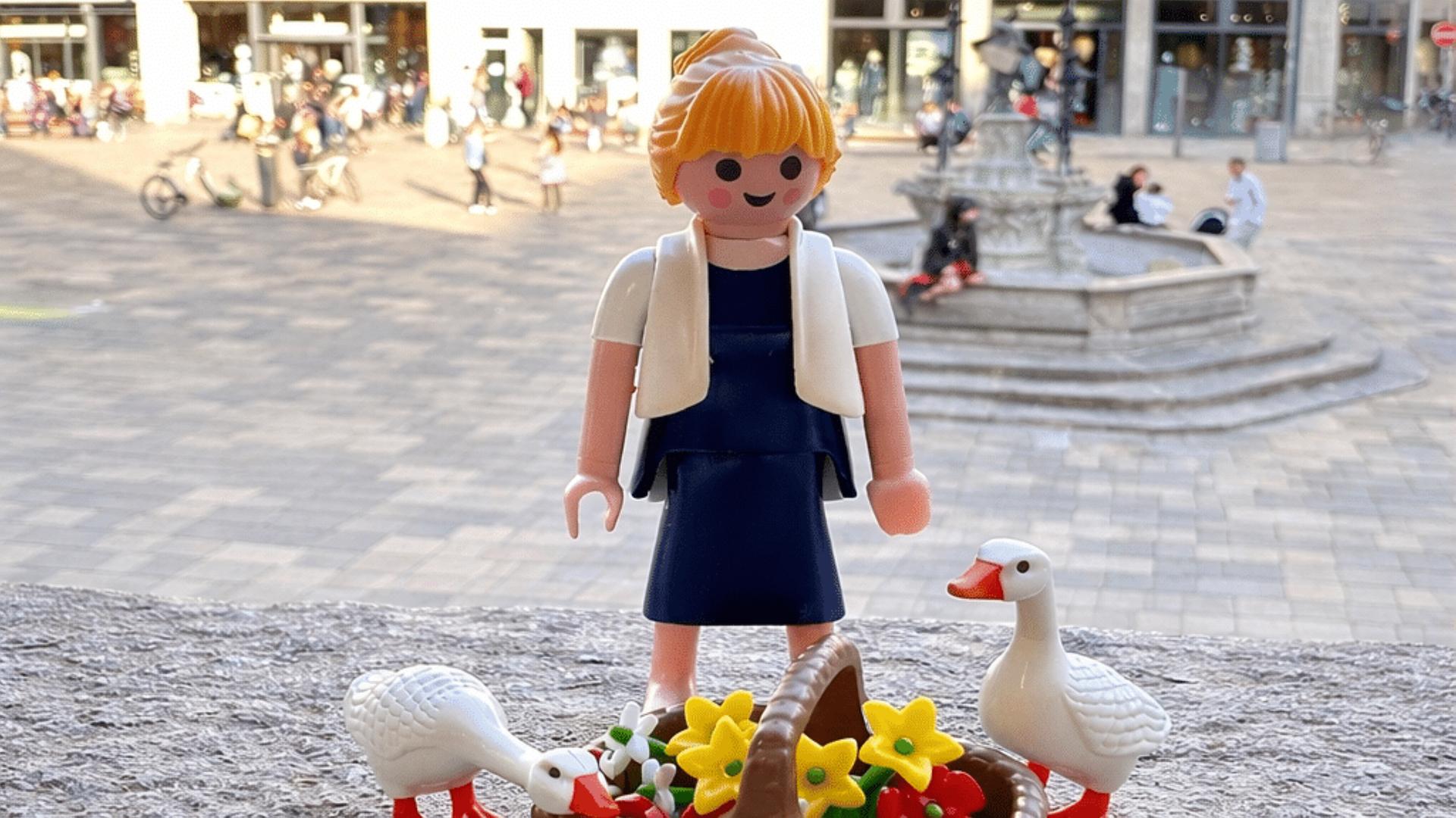 Playmobil-Figur, die dem Göttinger Gänseliesel nachempfunden ist, steht auf einer Mauer. | Monique Ehrhardt