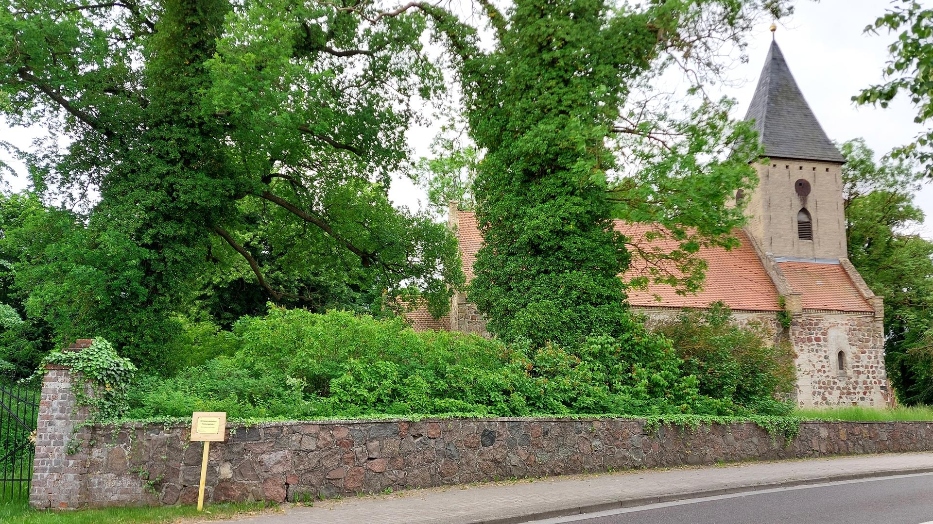 Die Kirche in Papendorf und der einsturzgefährdete Turm. | NDR MV