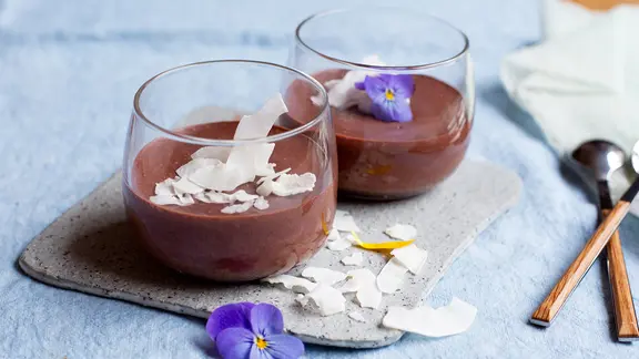 Schoko-Kokos-Pudding in zwei Gläsern | NDR, Claudia Timmann Schoko-Kokos-Pudding in zwei Gläsern