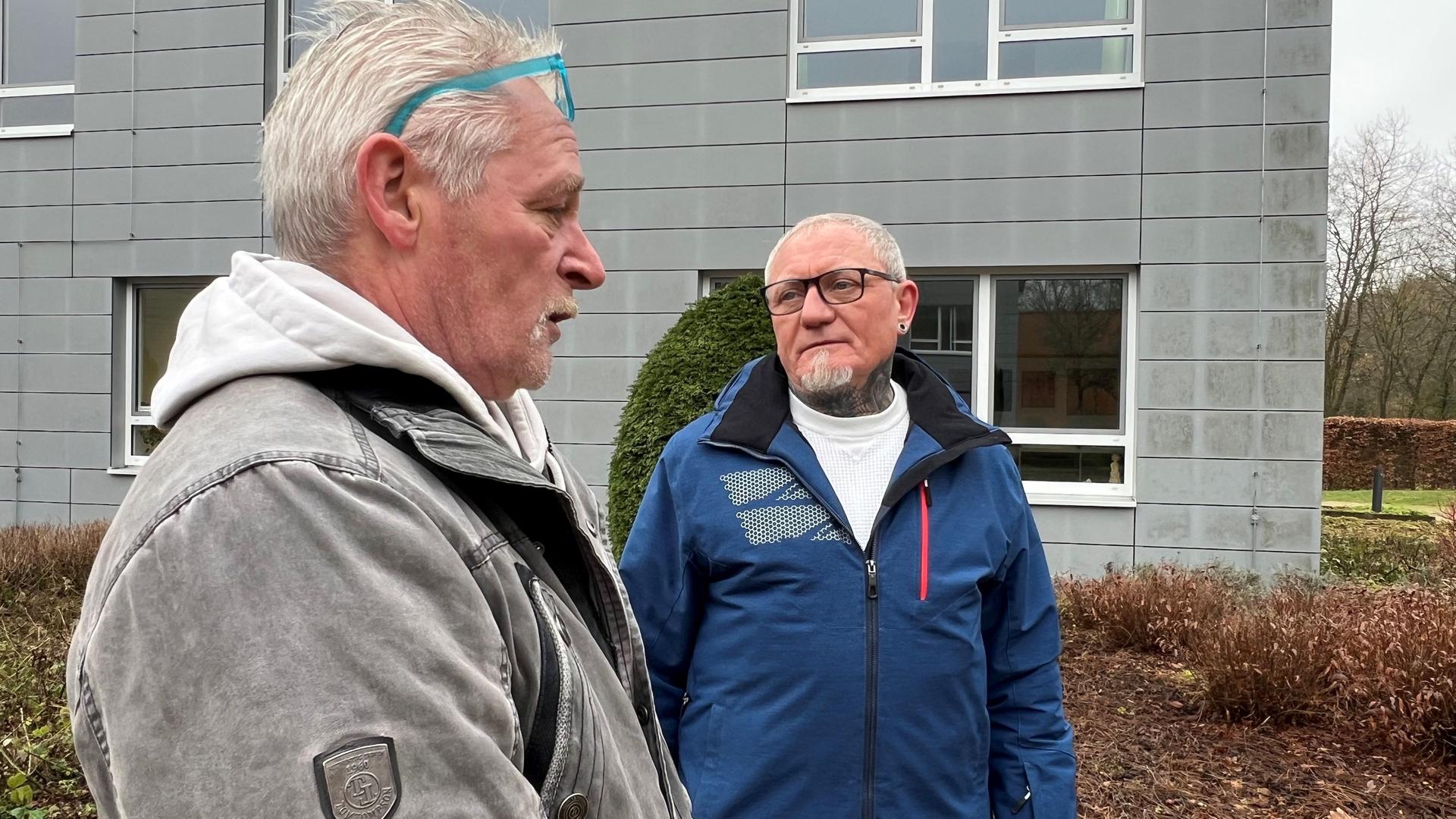 Genesungsbegleiter Heiko Keller hört einem Patienten zu. | NDR, Marlene Kukral