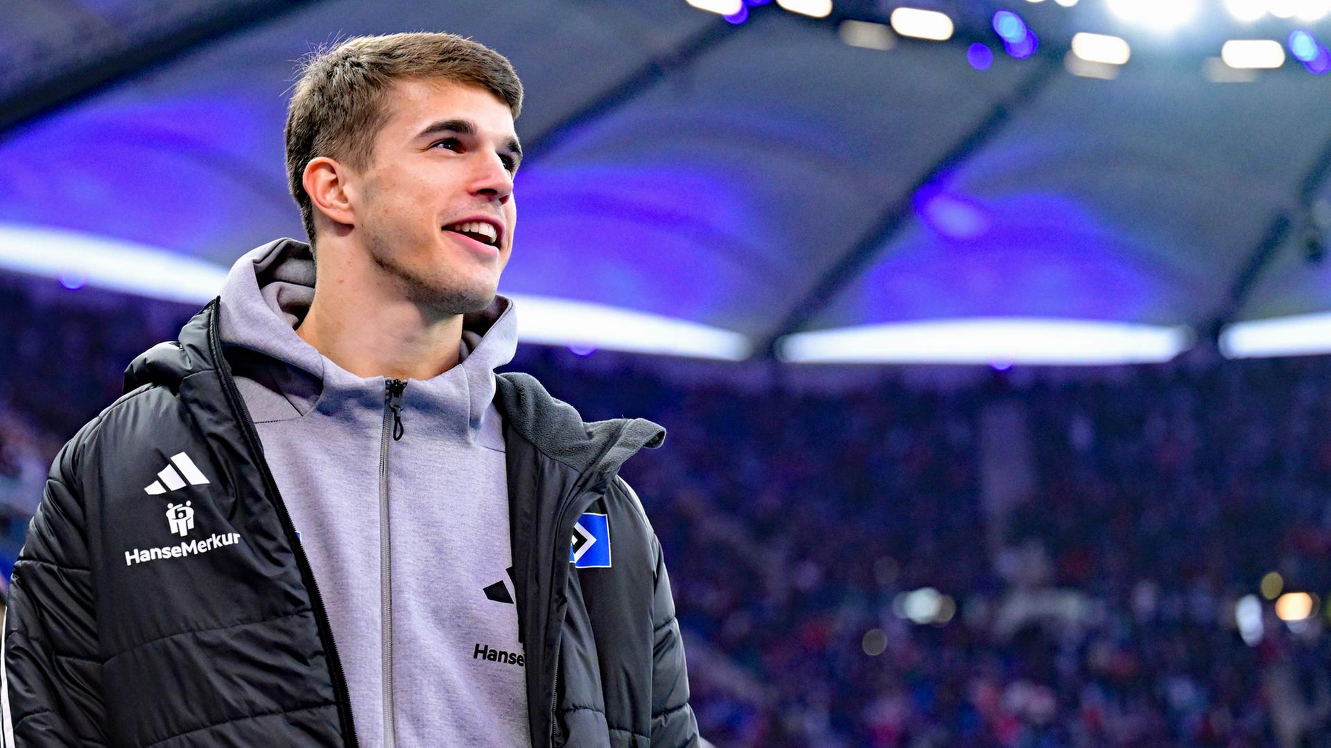 Luka Vuskovic vom HSV schaut ins Volksparkstadion | Witters / Tim Groothuis