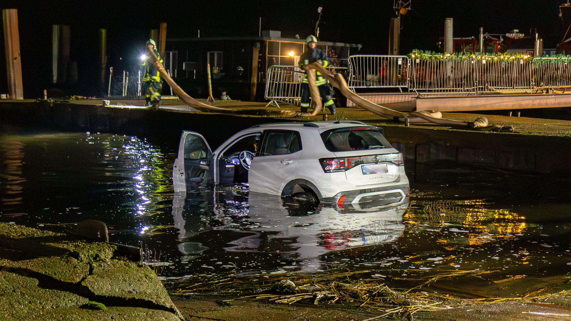 Unfall in Arnis: Autofahrer hört auf Navi und landet in der Schlei