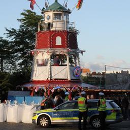 Ein Polizeifahrzeug steht neben einer Imbissbude