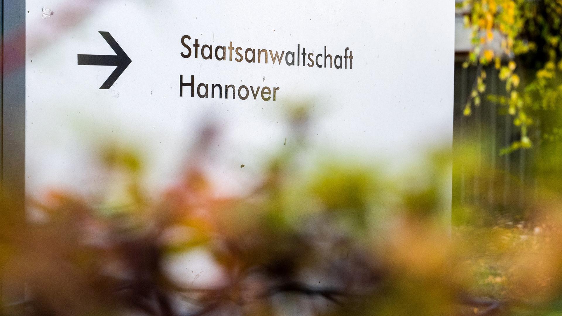 Ein Schild weist den Weg zur Staatsanwaltschaft Hannover.  | picture alliance/Alicia Windzio