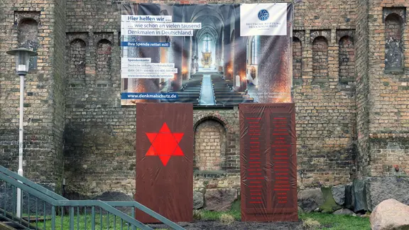 Ein judisches Mahnmal steht in Flensburg an einer Kirche.
